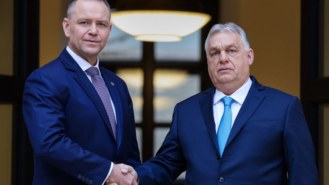 Upadek dyktatora w Budapeszcie. Karol Nawrocki po wizycie u Orbana miażdżony w sieci: "Zrobił z siebie idiotę"