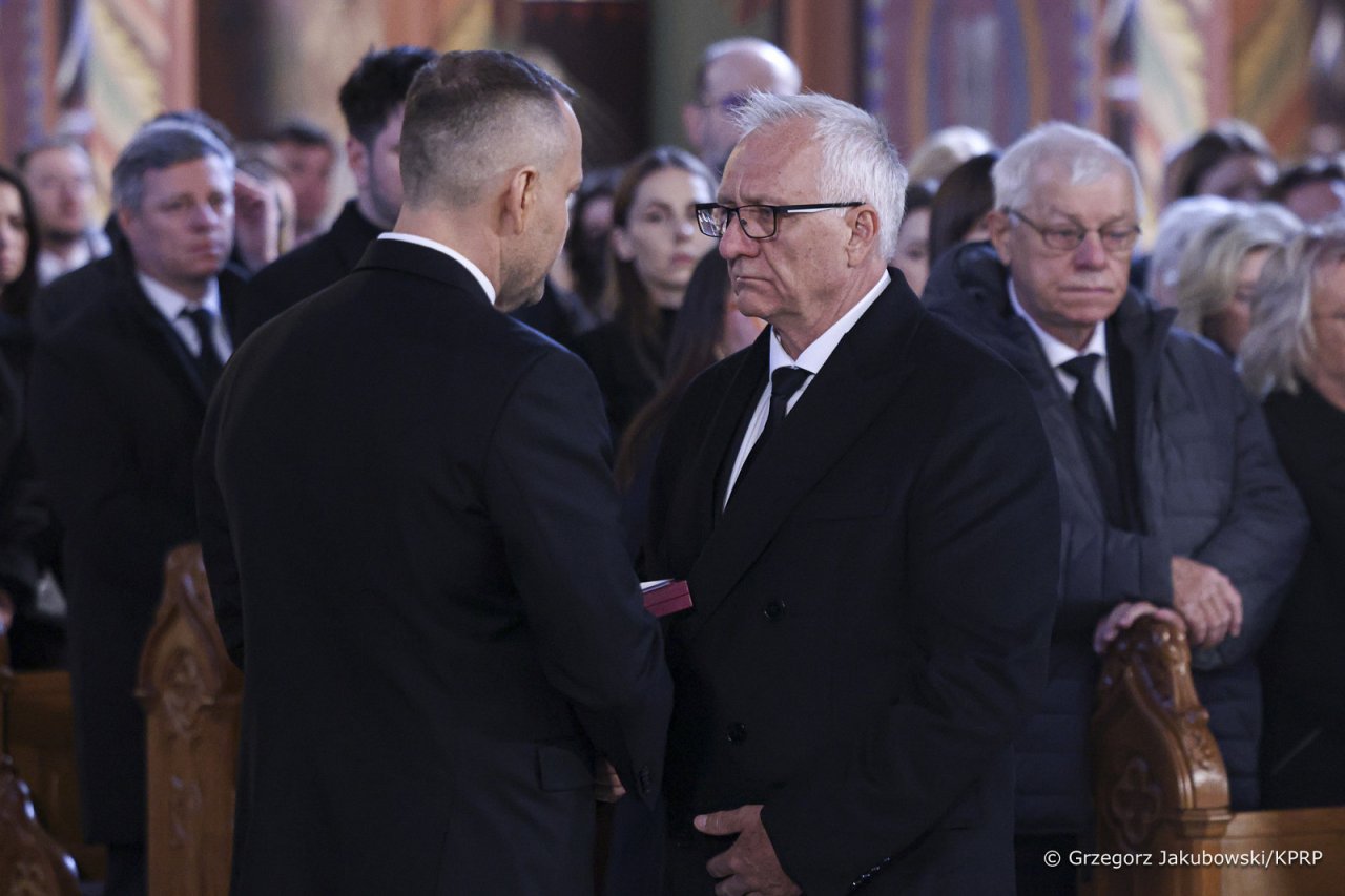 Karol Nawrocki przekazuje Zdzisławowi Litewce, ojcu Łukasza Litewki, Krzyż Oficerski Orderu Odrodzenia Polski