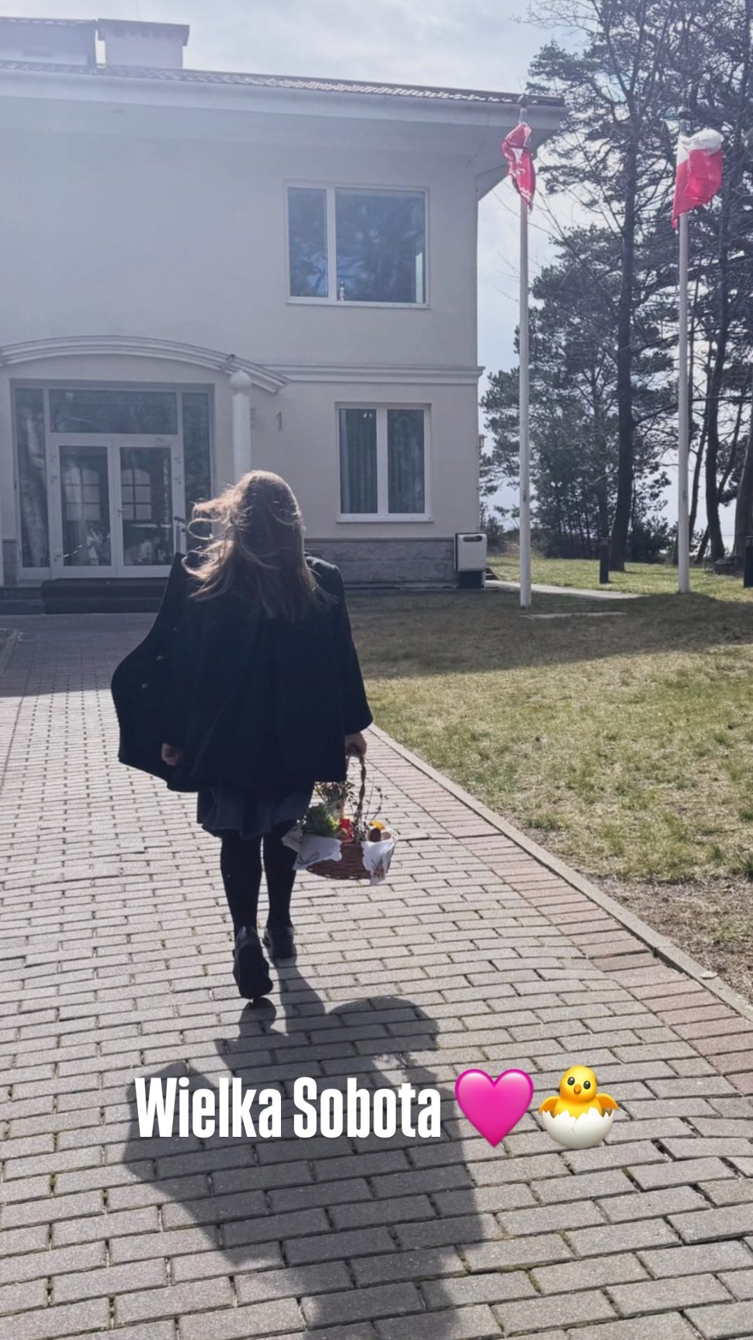 Kasia nawrocka z koszyczkiem wielkanocnym