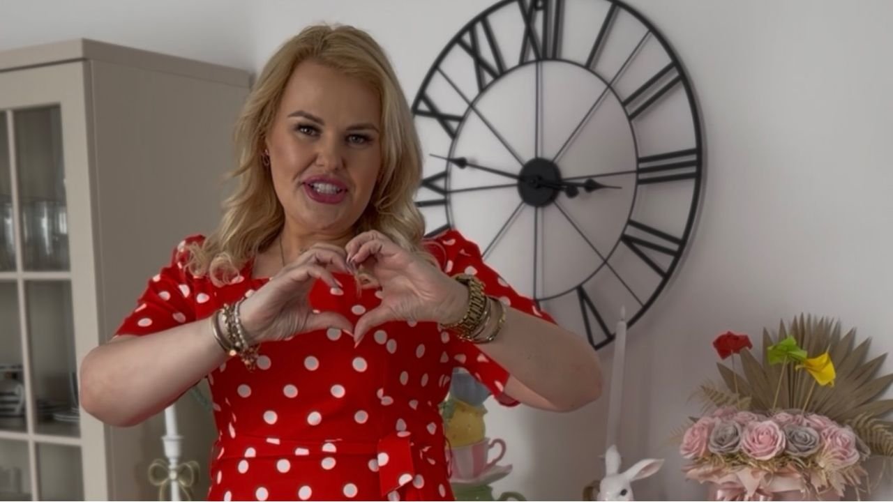 Kinga Zawodnik niemal w negliżu pokazała, jak odchudzanie zmasakrowało jej brzuch. Fani: "Wbija w fotel" [wideo]