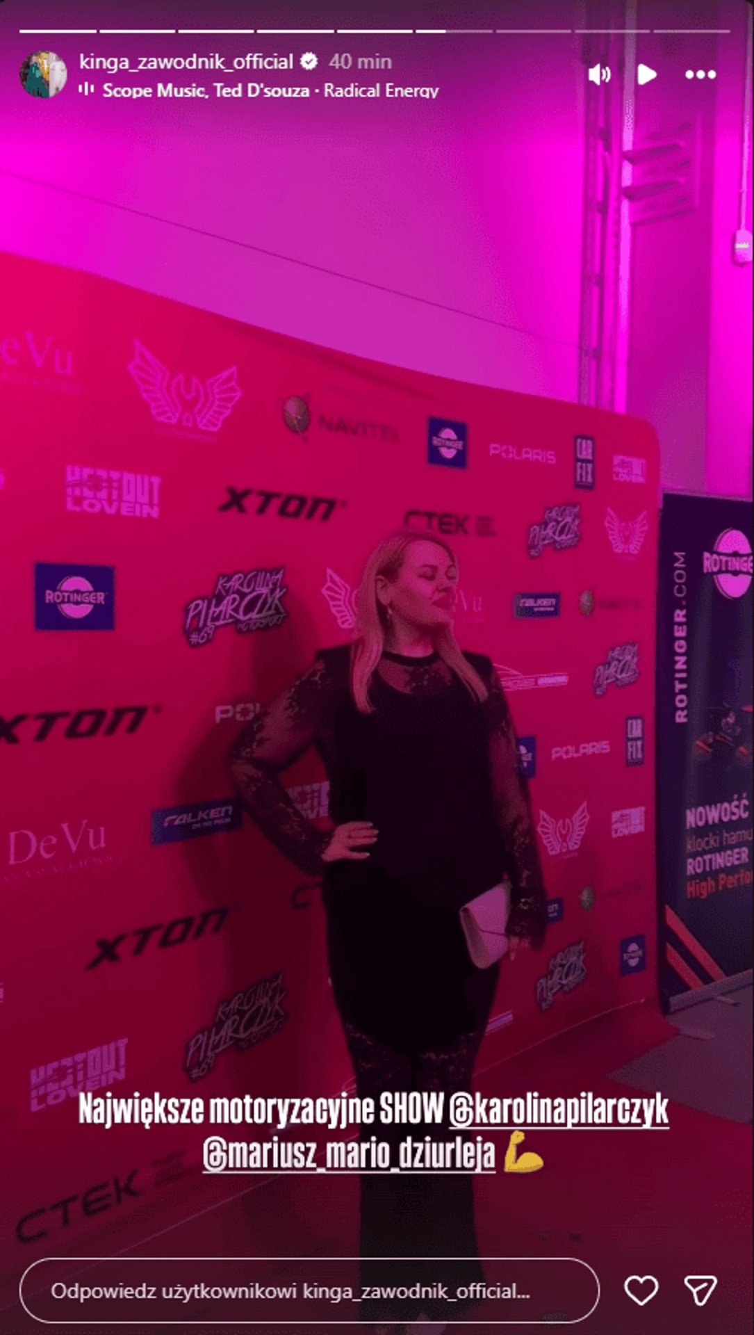 kinga zawodnik w czarnej sukience