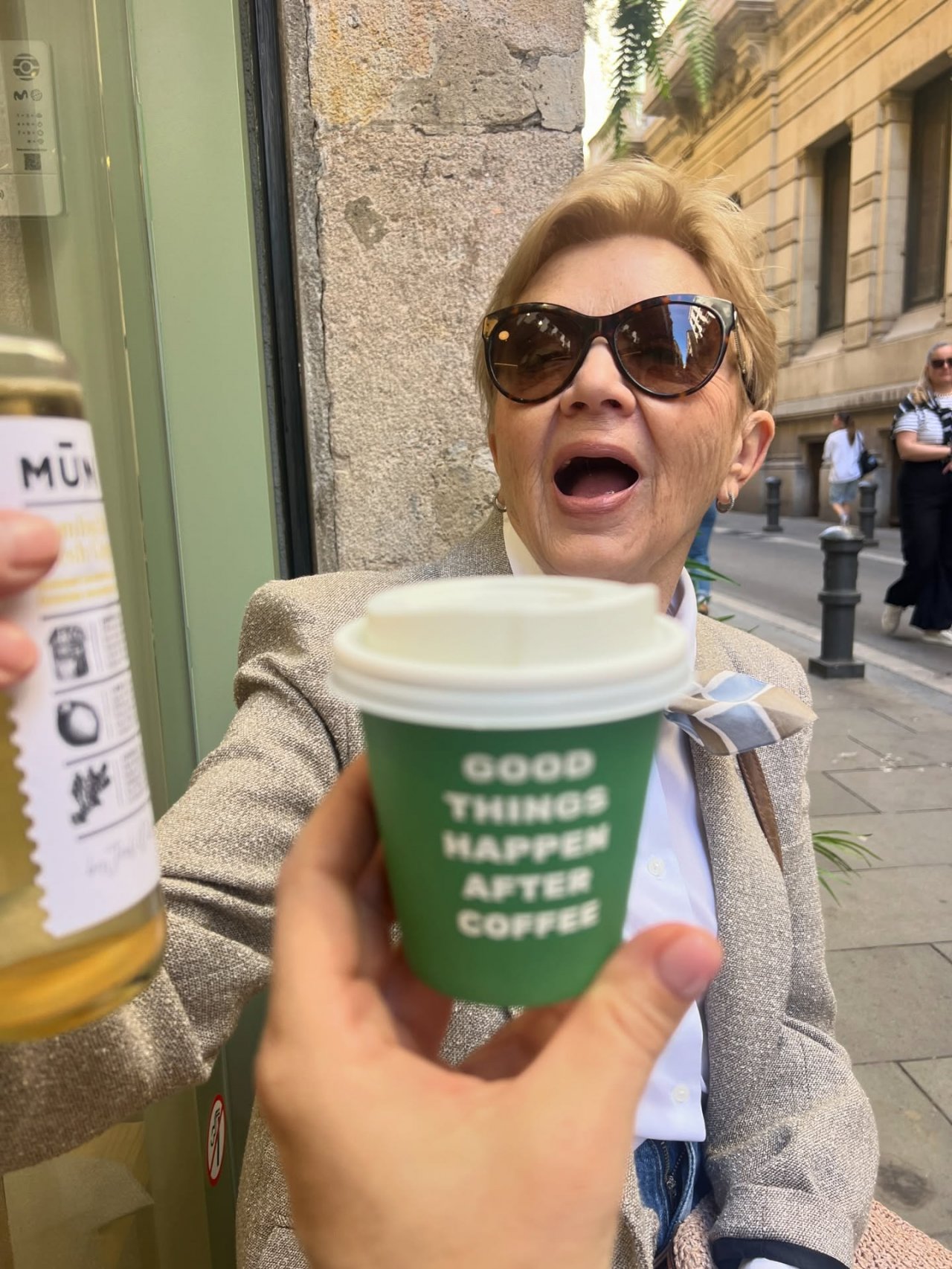 mama Kingi Rusin z kubkiem kawy przed sobą