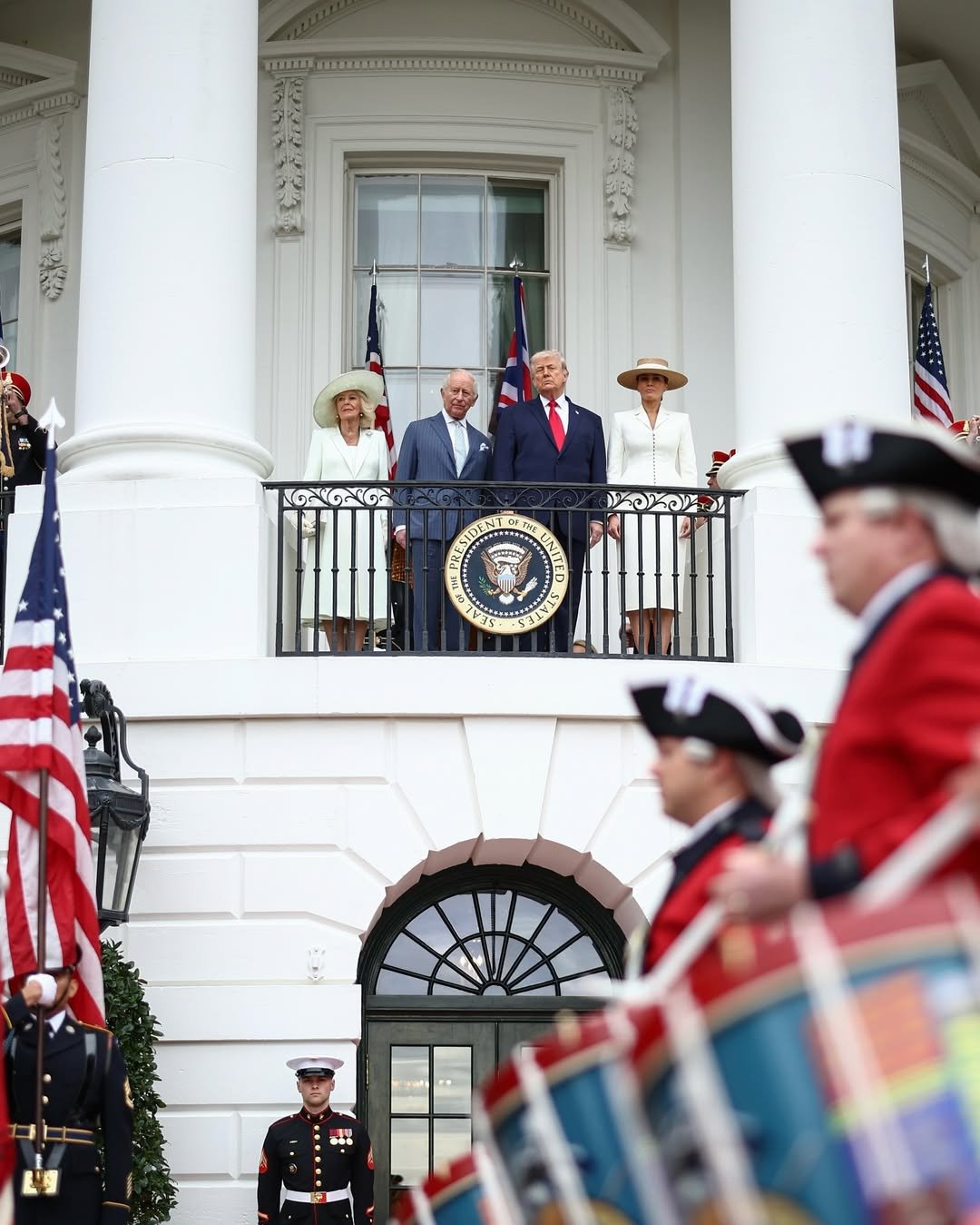 donald trump, melania trump, król karol na balkonie