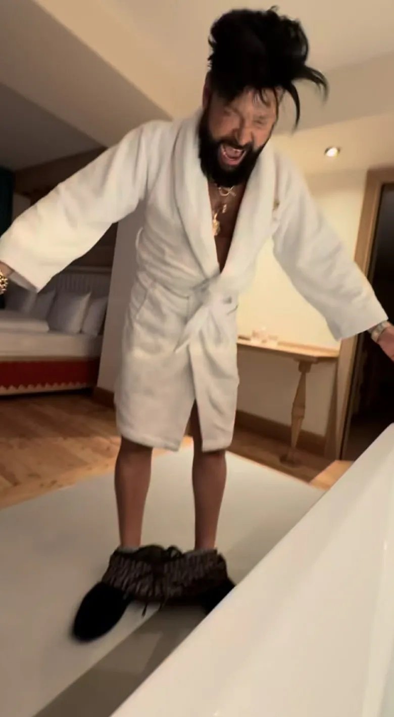 krzysztof rutkowski w białym szlafroku