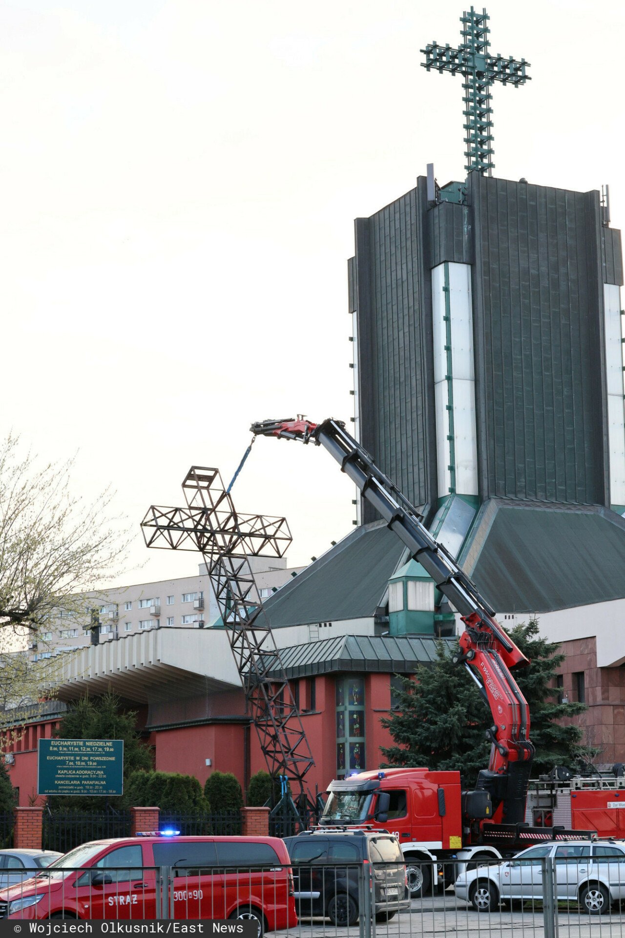 Po akcji pożarowej krzyża papieskiego w warszawie