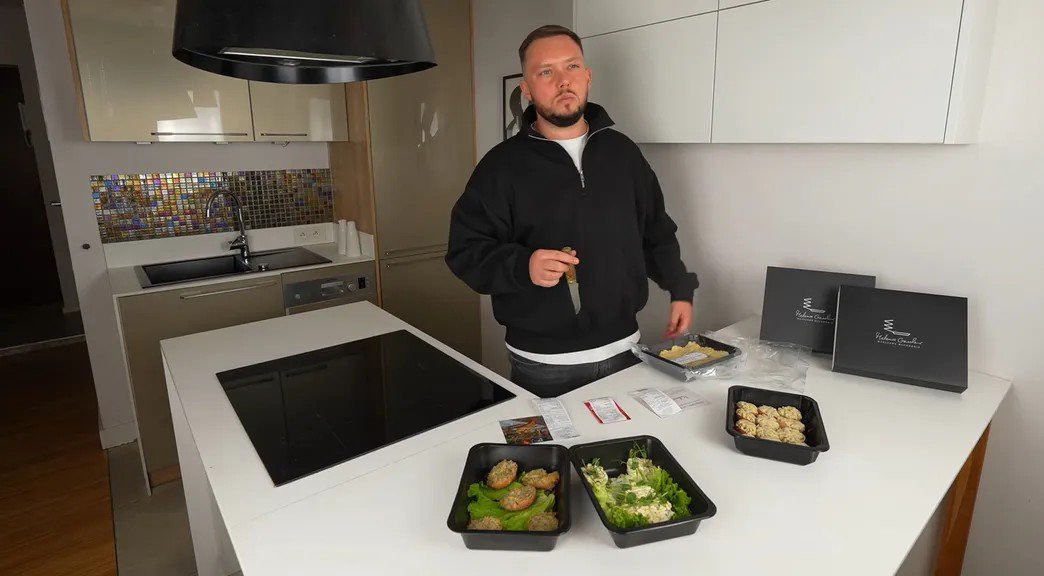 Książulo przy kuchennym blacie