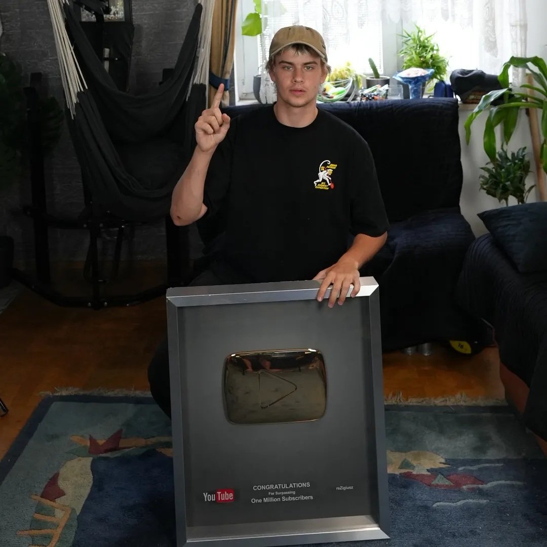 łatwogang w czarnej koszulce