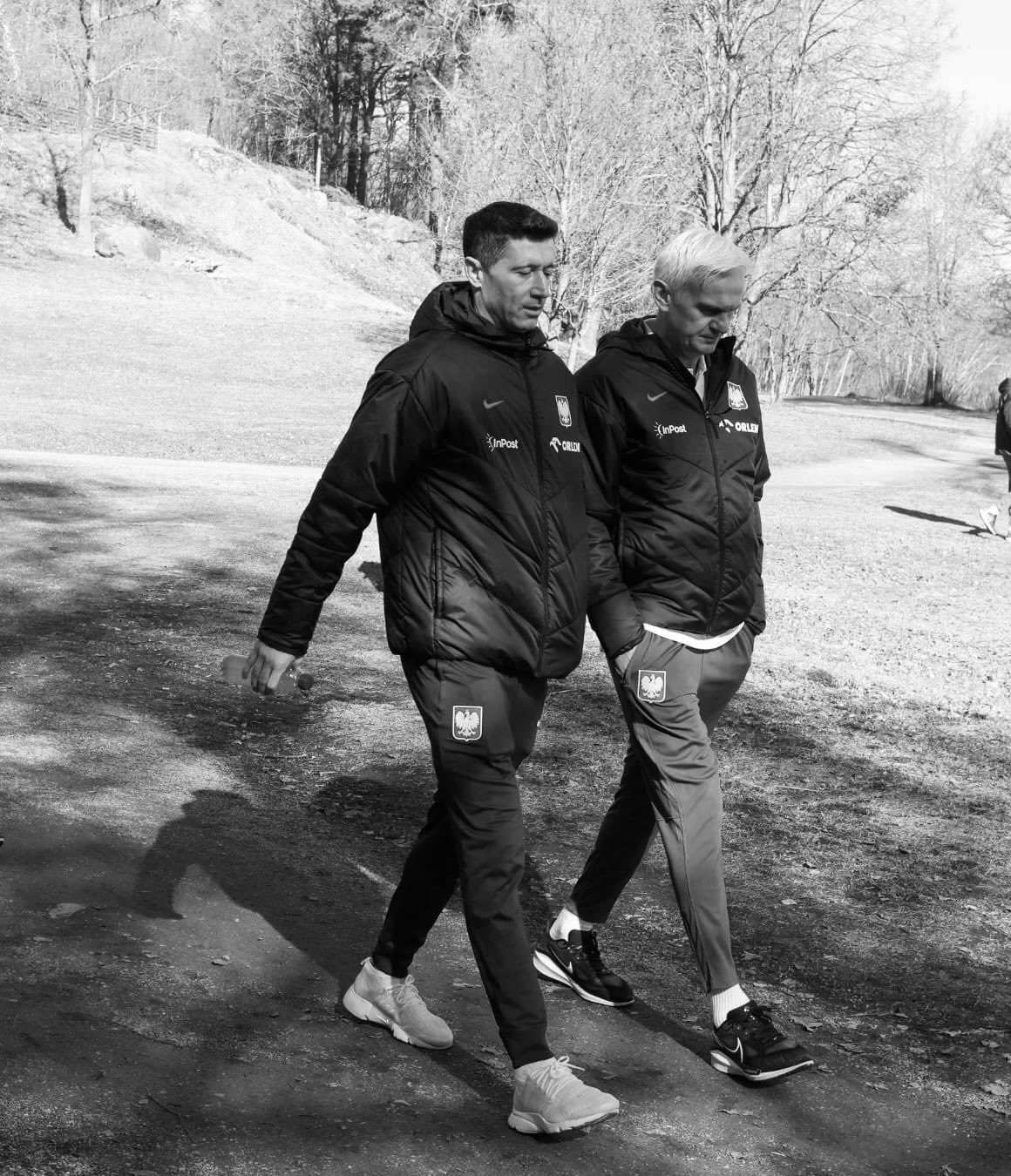 Robert Lewandowski na czarno-białym zdjęciu z Jackiem Magierą