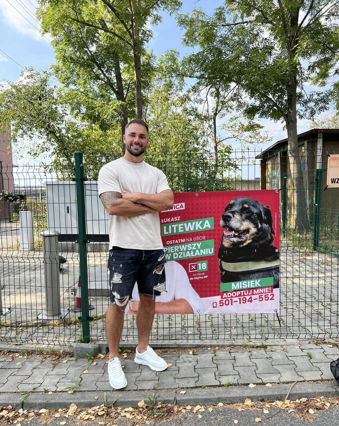 Łukasz Litewka z banerem wyborczym