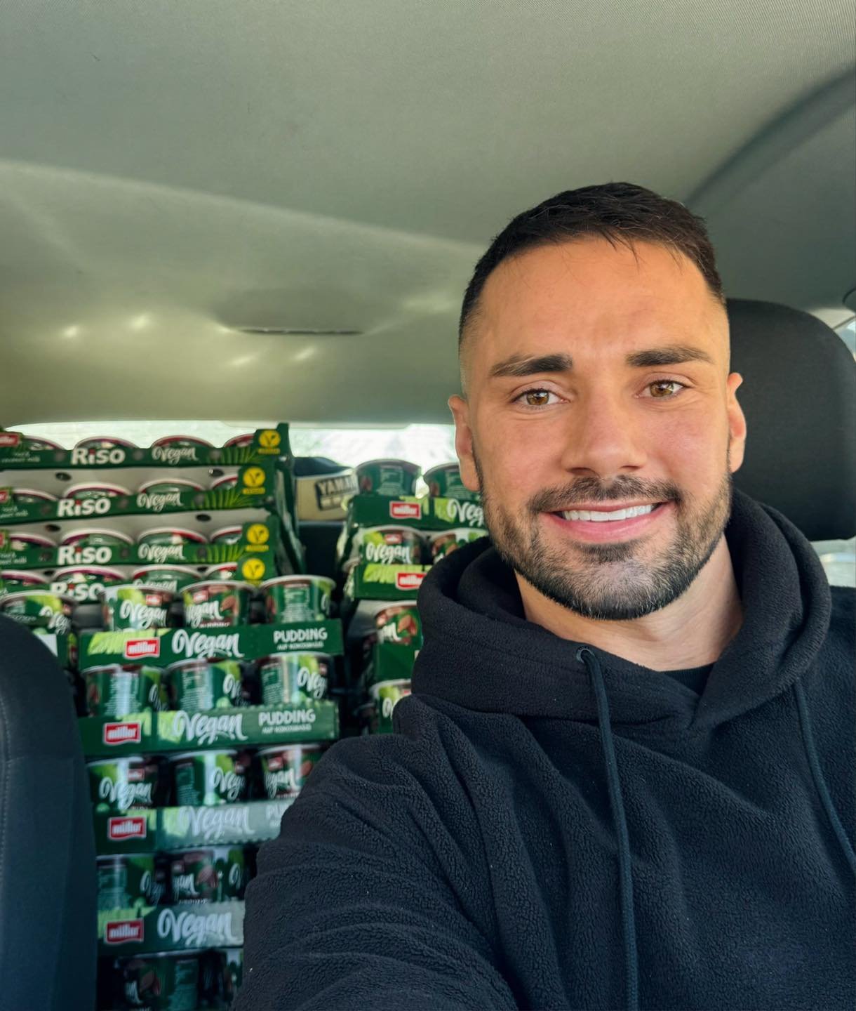 Łukasz Litewka w samochodzie wypełnionym karma dla zwierząt