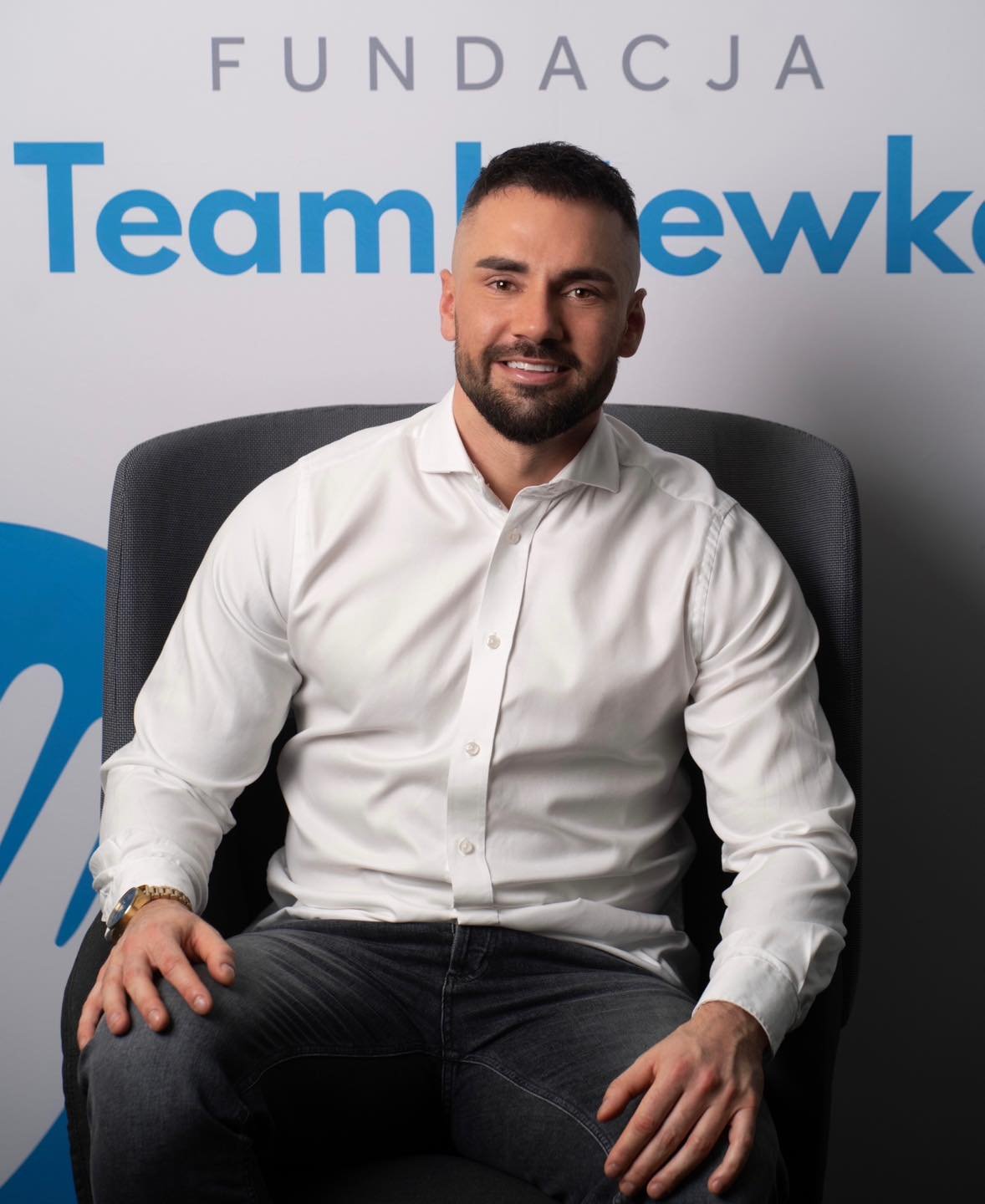 Uśmiechnięty Łukasz litewka