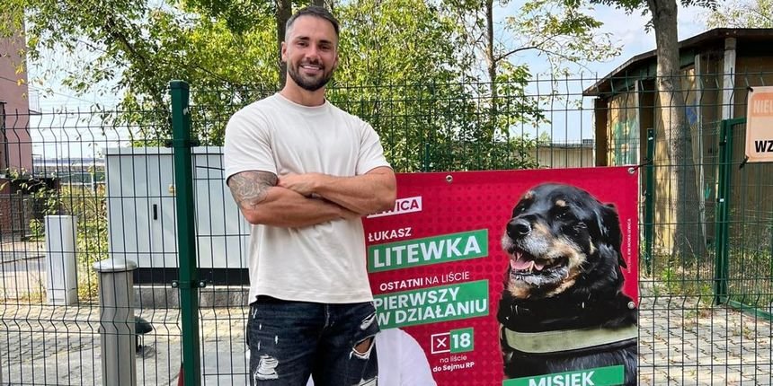 Łukasz Litewka z charakterystycznym plakatem wyborczym połączonym z akcją adopcji psów