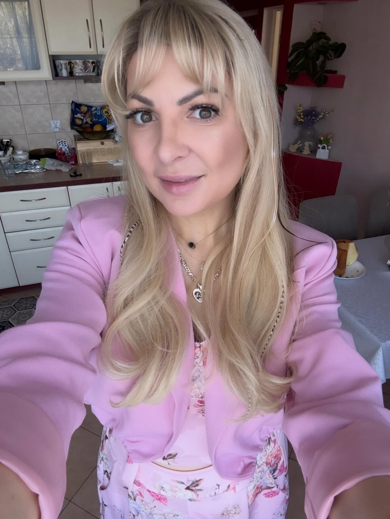 Magda Narożna w różowym stroju