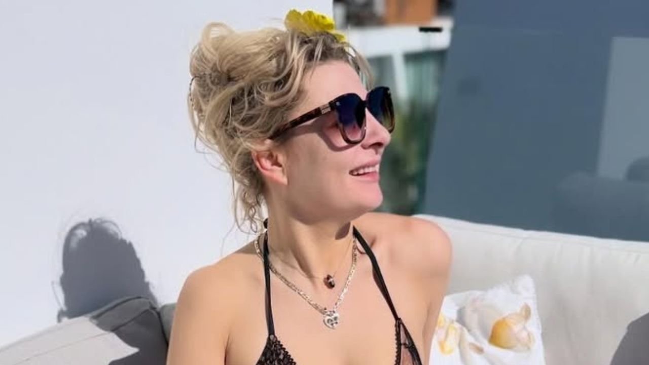 Magda Narożna wypięła rozgogolony tył na tarasie w Hiszpanii. Internauci nie mają litości: "Takie zdjęcia to do prywatnego albumu" [zdjęcia]