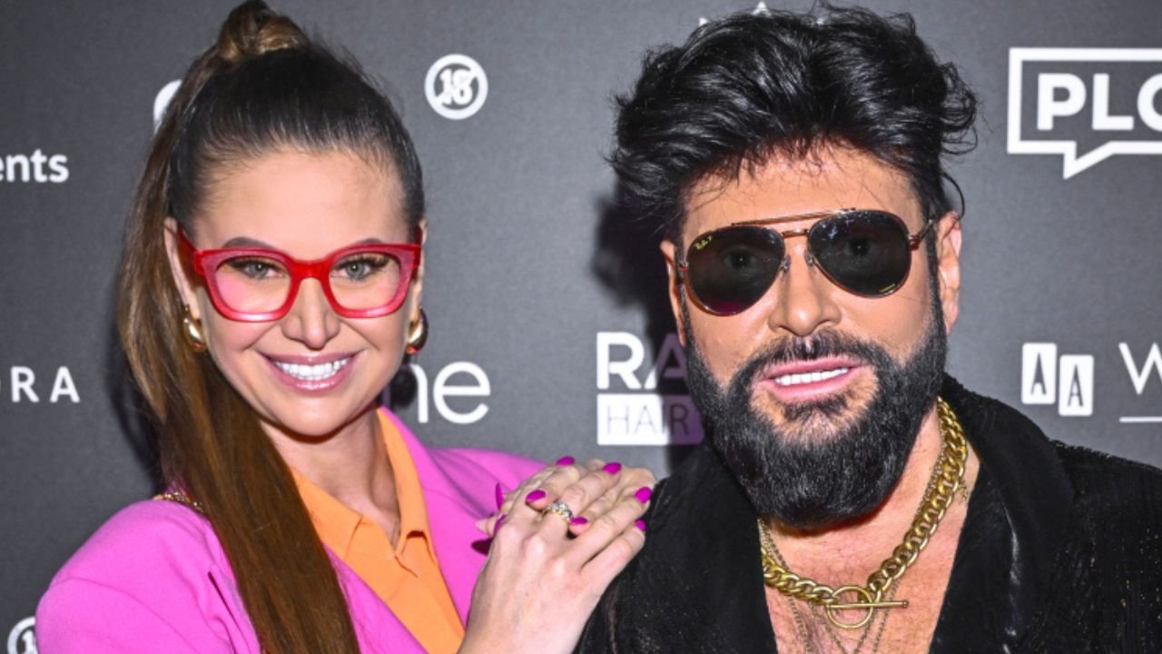 Krzysztof Rutkowski niczym szejk w szlafroczku pręży golutką klatę, a Maja jak różowa perełka wije się przy dorodnym mężu. Fani kpią: "Mr&Mrs Obciach"