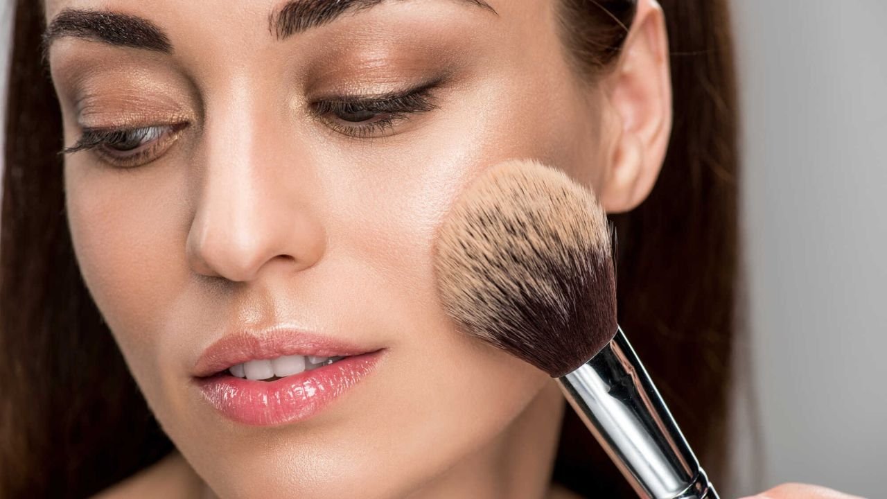 Makijaż rozświetlający – kosmetyki i triki, które dodadzą skórze blasku