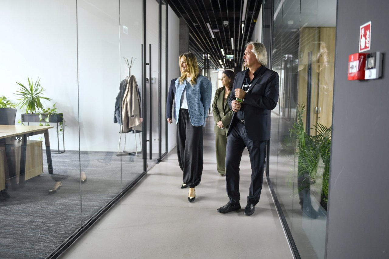 Małgorzata socha w czarnych spodniach i niebieskim żakiecie