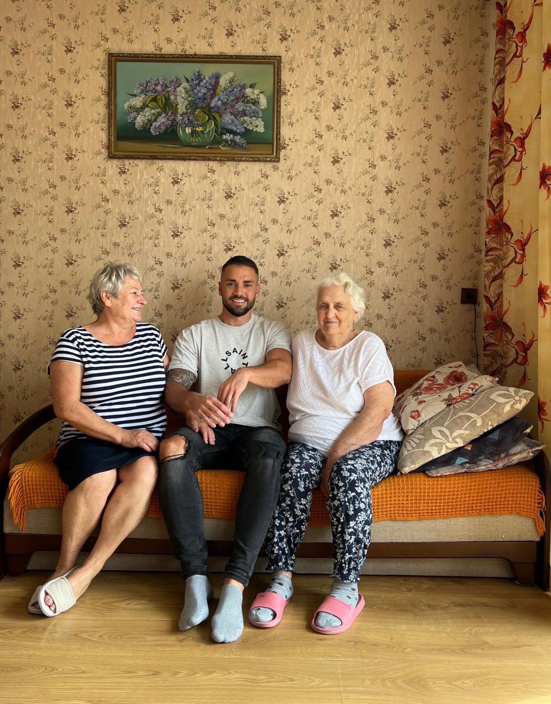 Łukasz Litewka z mamą i babcią