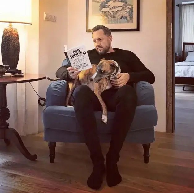 marcin prokop siedzi w fotelu