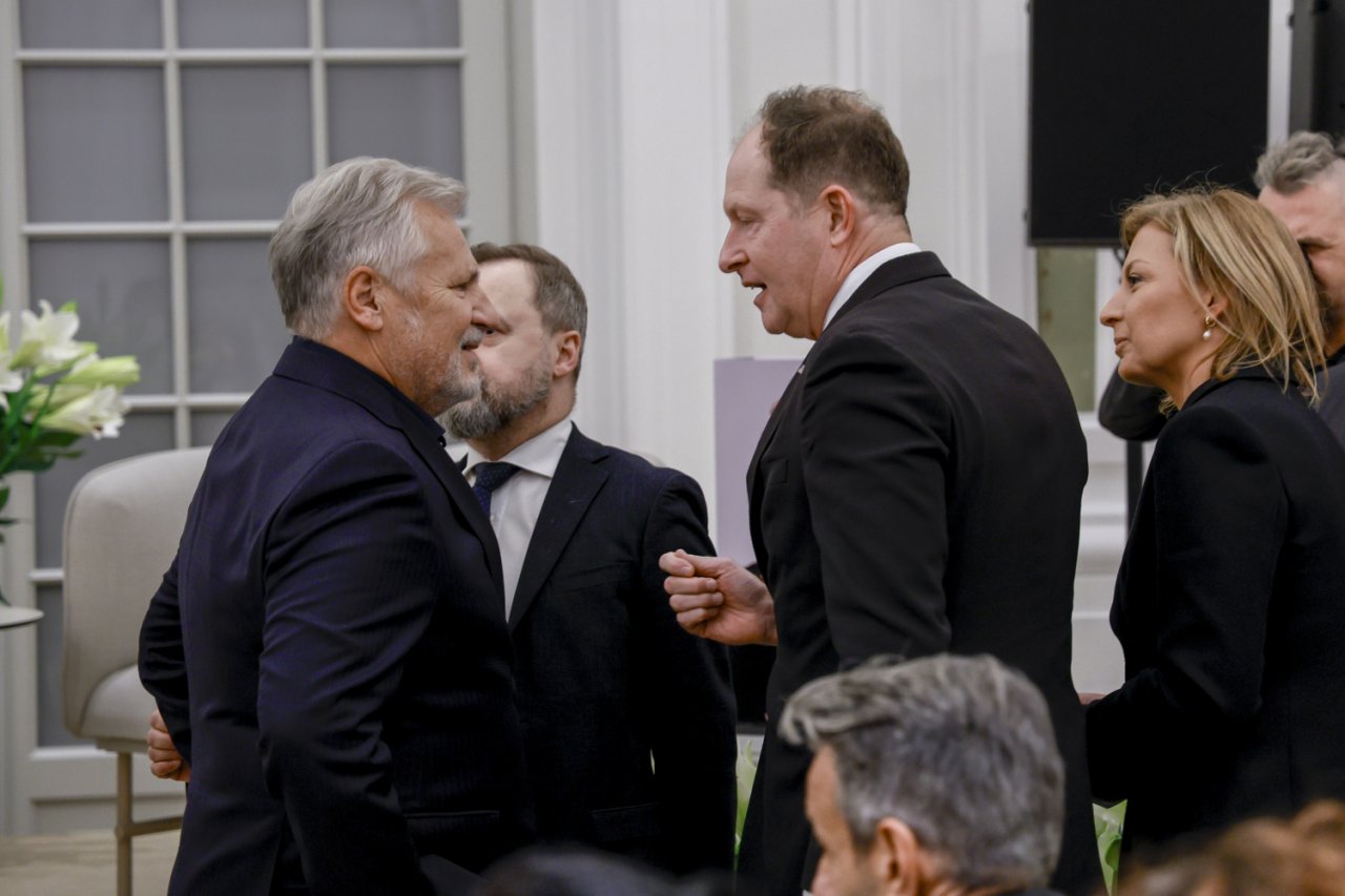 mark brzezinski i aleksander kwaśniewskich zbliżenie na twarze