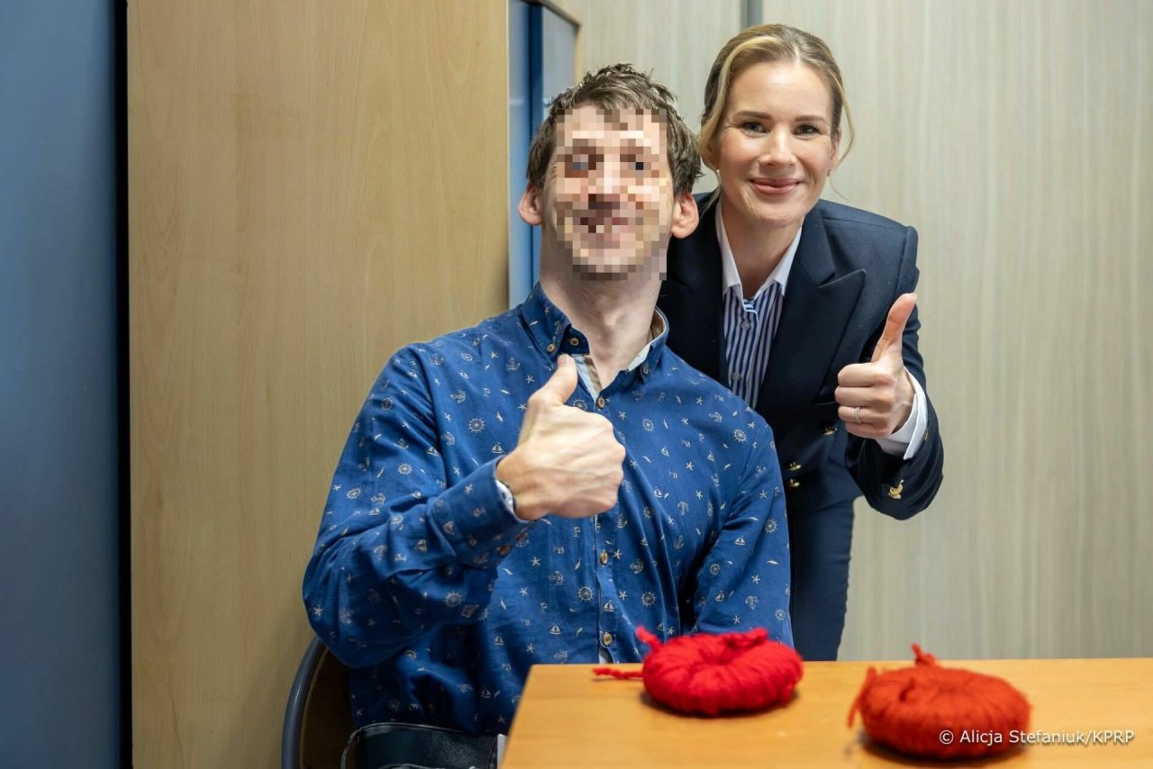 Marta Nawrocka z niepełnosprawnym mężczyzną