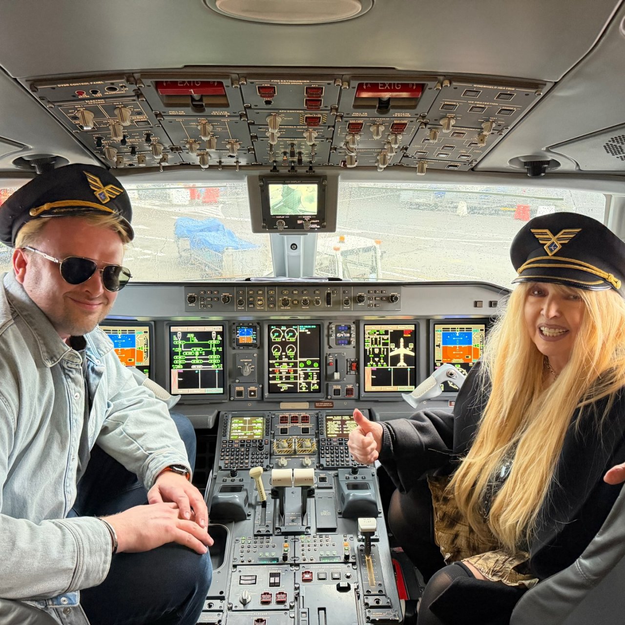 Maryla Rodowicz z synem w kokpicie samolotu