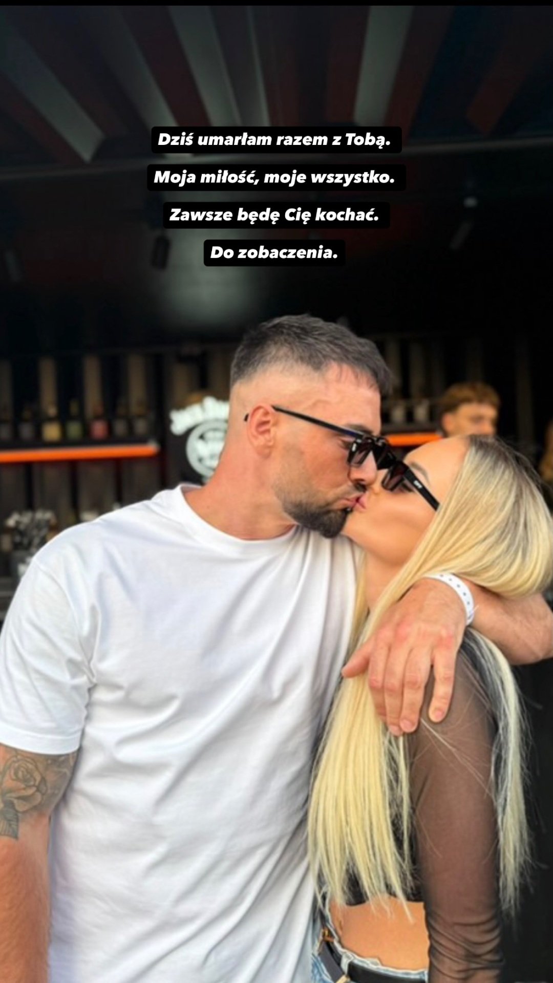 zdjęcie Łukasza Litewki całującego ukochaną, na górze napis