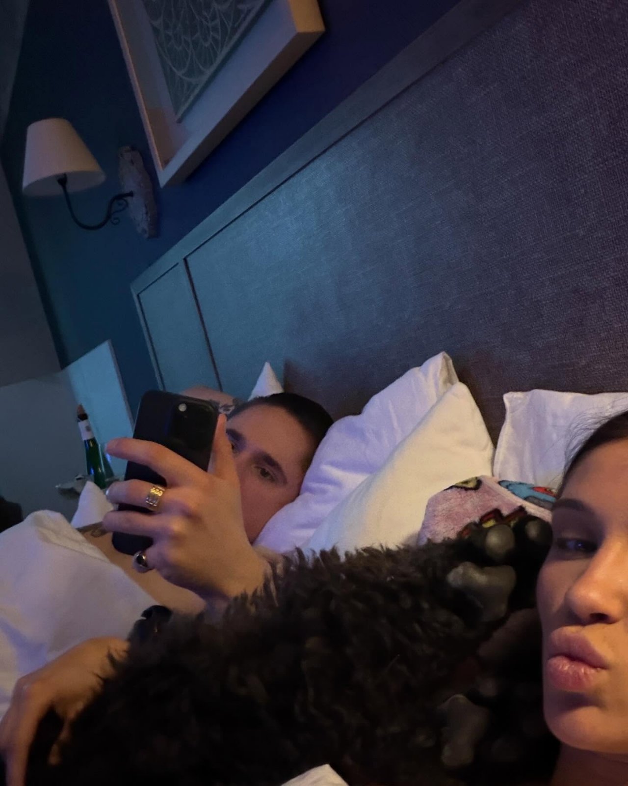 Natsu z ukochanym w łóżku