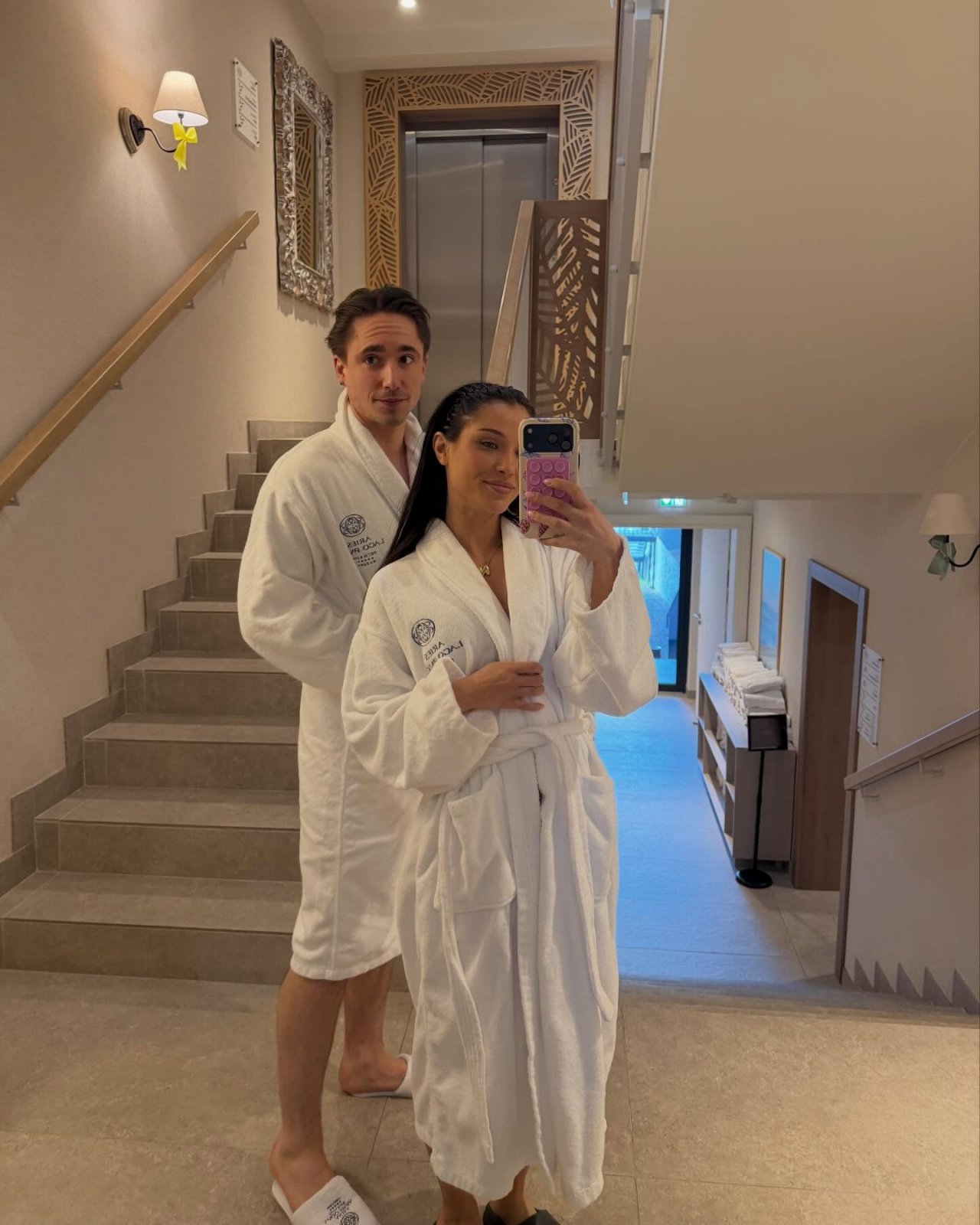 Natsu z ukochanym w szlafrokach