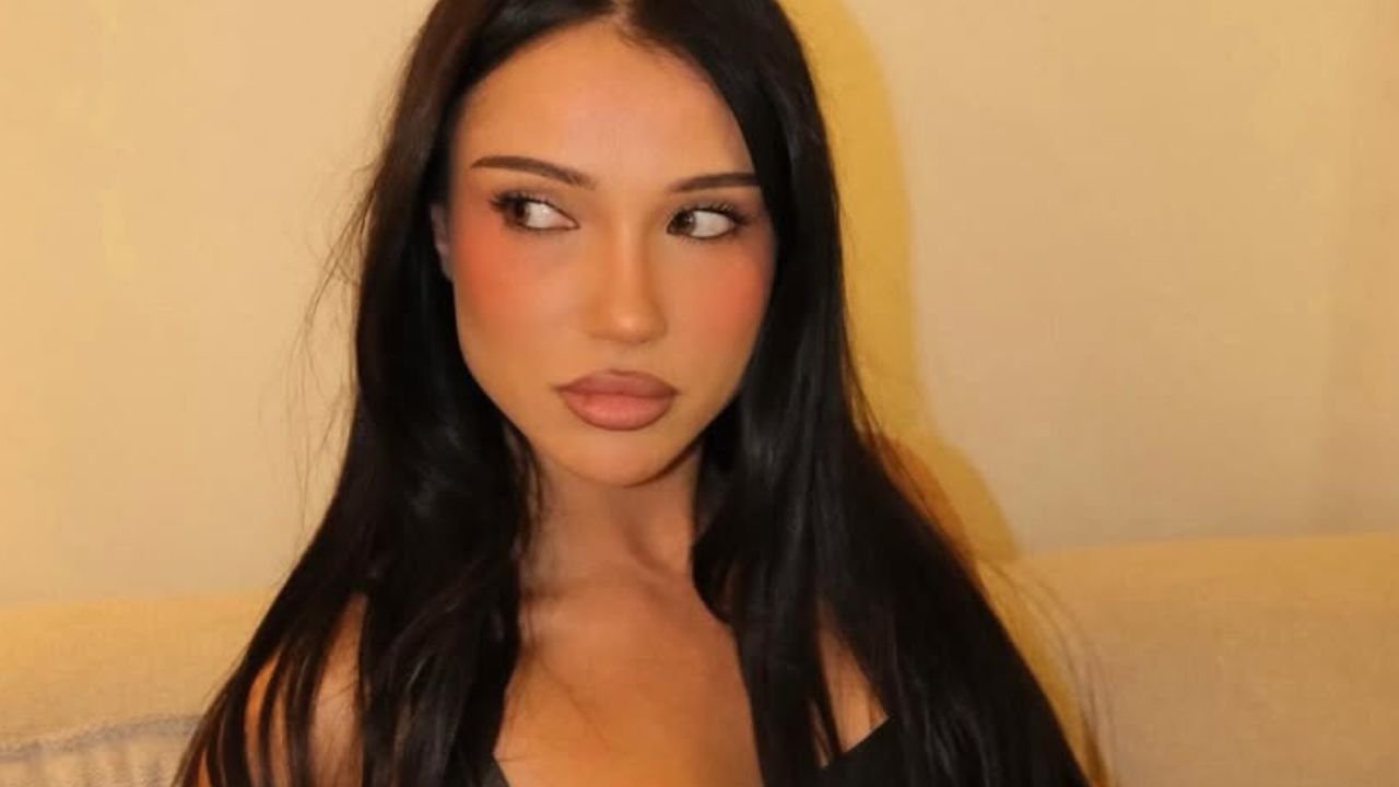 Rozgogolona Natsu kusi nad basenem w mikroskopijnym sznurku. Fani oceniają: "To była kwestia czasu" [zdjęcia]