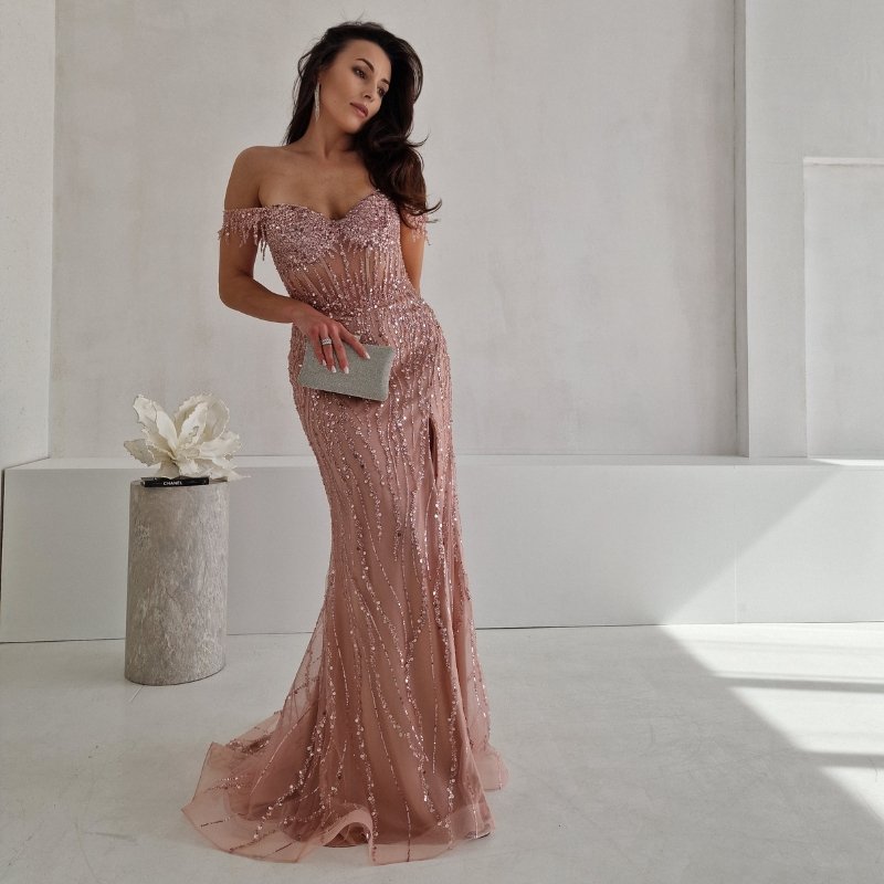 modelka w kreacji weselnej