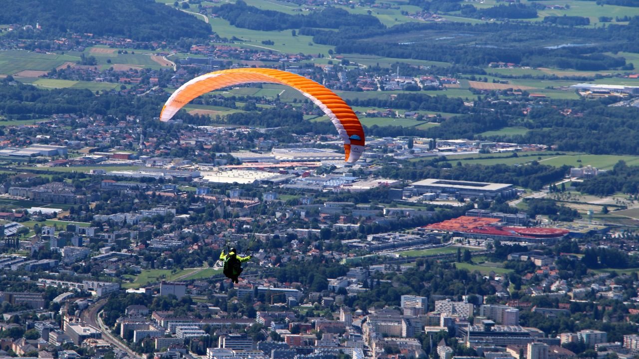 Dramat na lotnisku w Zielonej Górze. Paralotniarz runął na płytę, świadkowie drżeli o jego życie. Jeden komunikat policji mówi wszystko