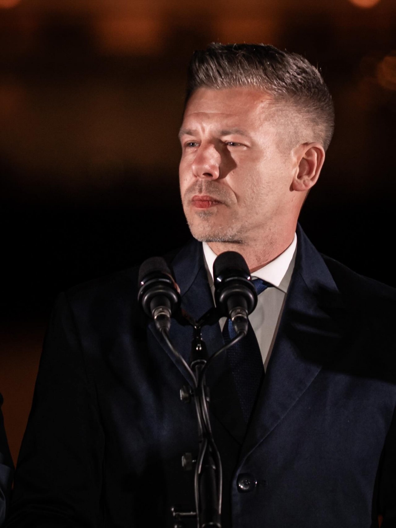 Peter Magyar przed mikrofonem