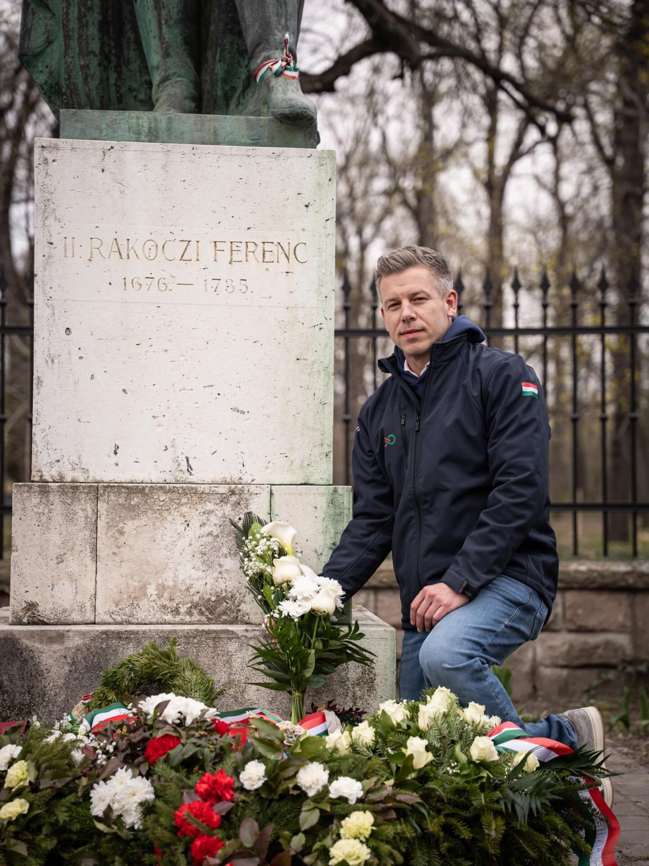 Peter Magyar przy pomniku