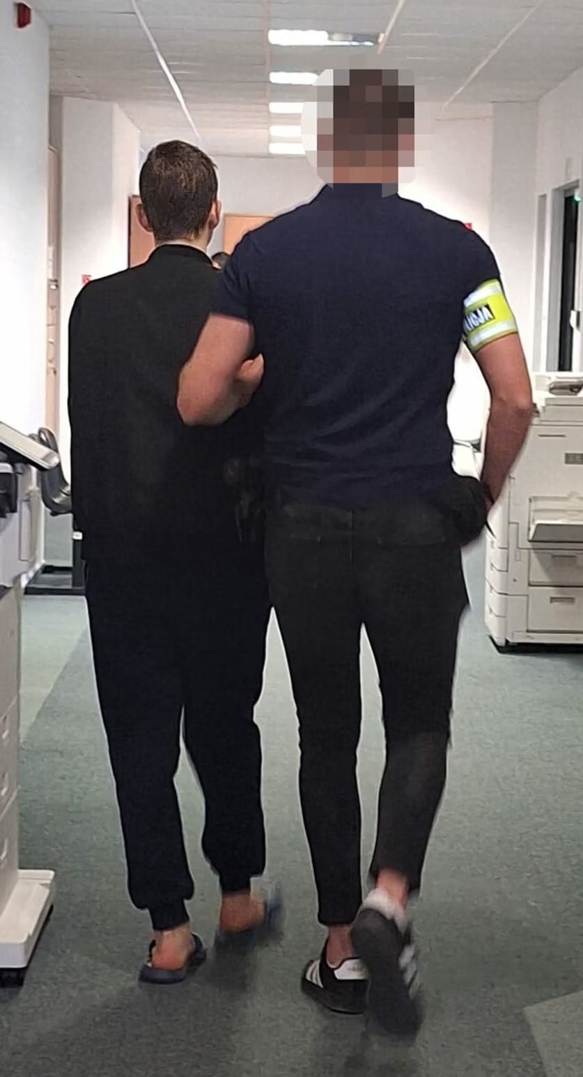 policjant prowadzi nastolatka