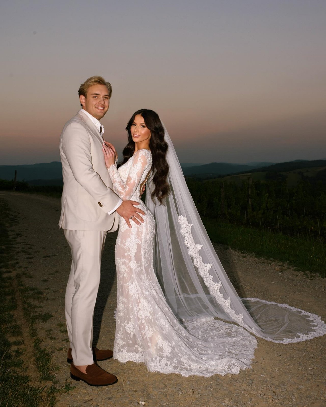 Roksana Węgiel z mężem w strojach ślubnych