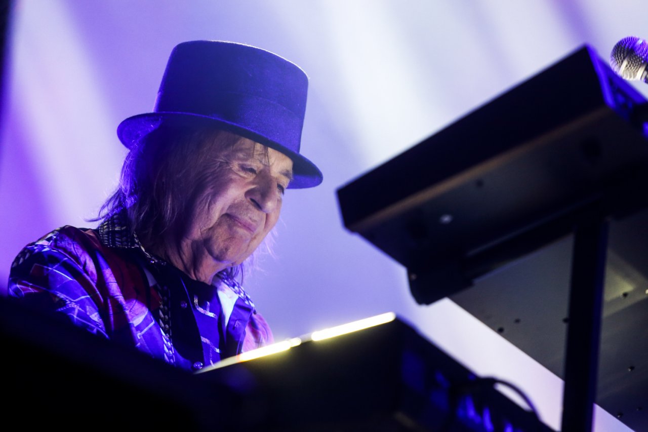 Romuald Lipko przy fortepianie