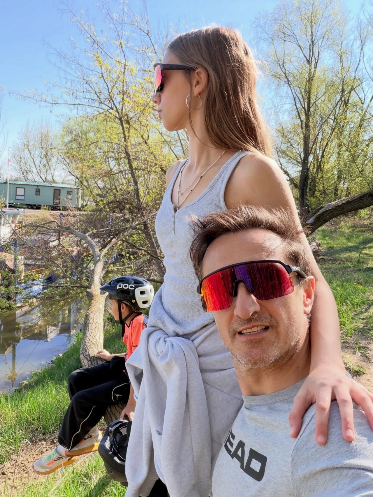 Sebastian Karpiel-Bułecka z dziećmi