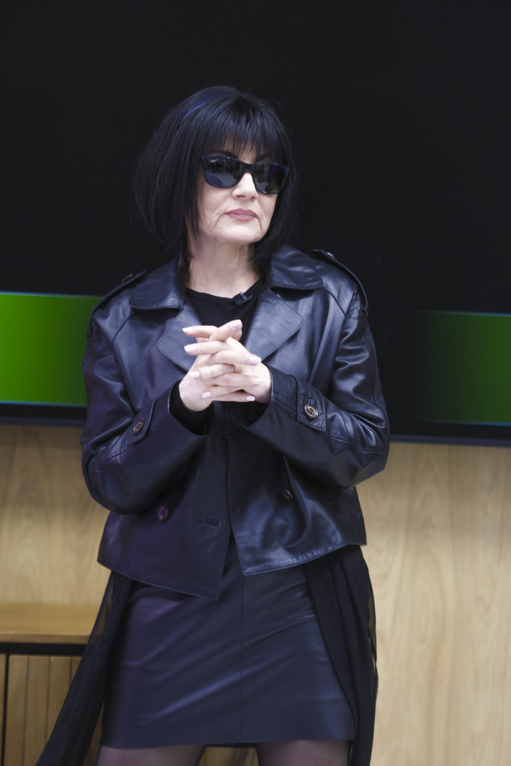 Shazza w czarnym stroju