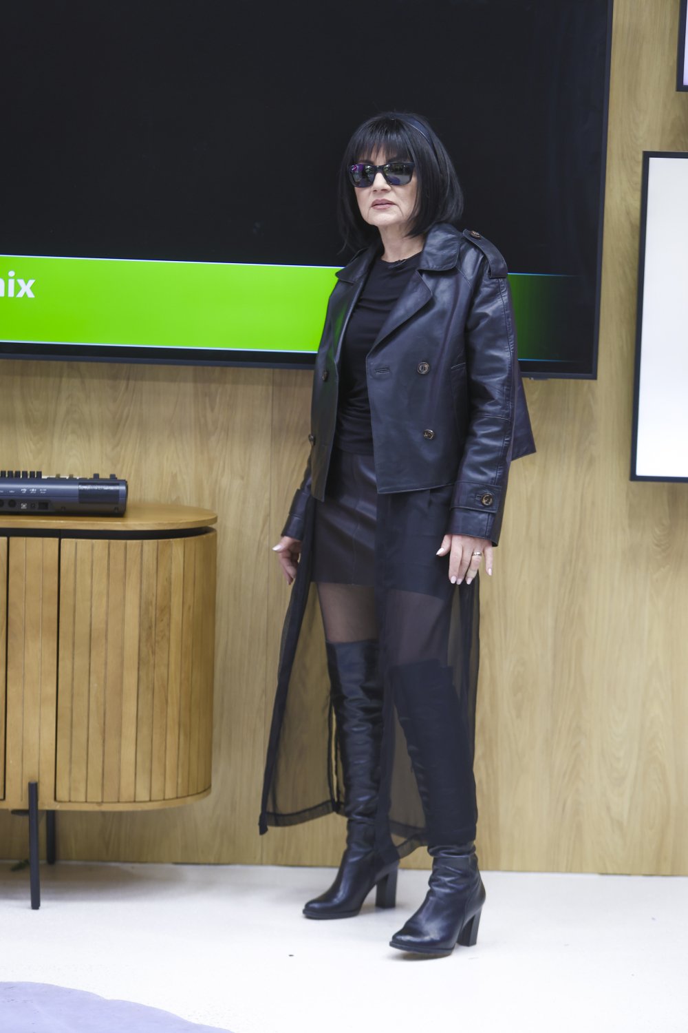 Shazza w czarnym stroju