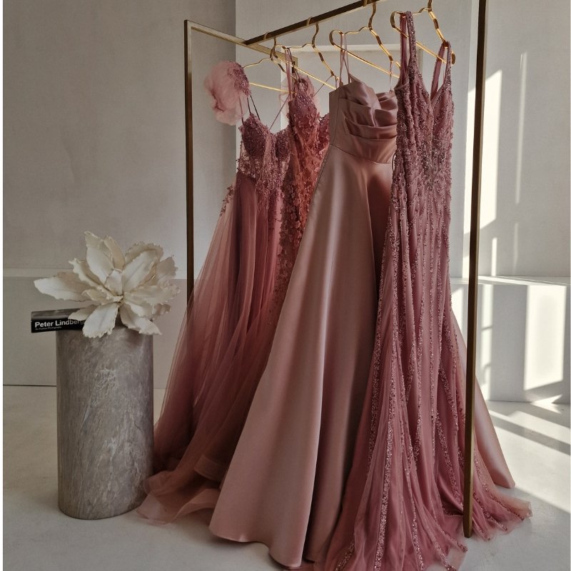 sukienki na wesele na złotym wieszaku