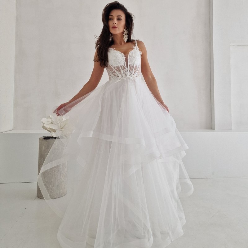 modelka w sukni ślubnej