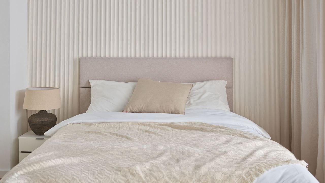 Sypialnia jak butikowy hotel – jak wybrać łóżko 2-osobowe, które robi efekt "wow"?