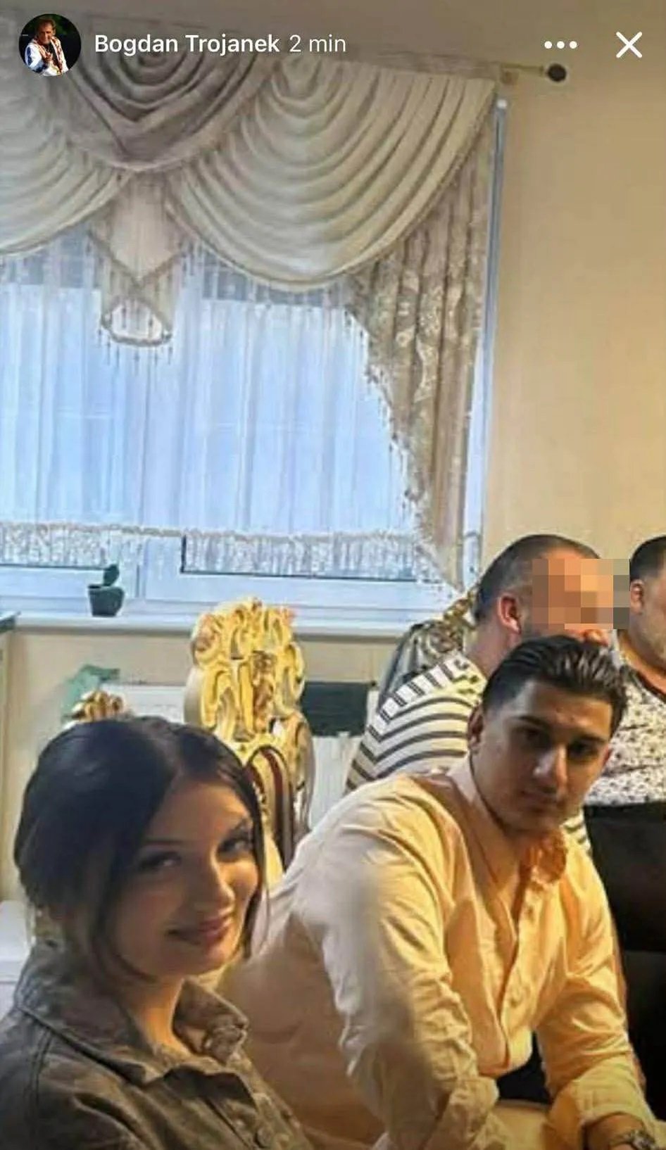 viki gabor z narzeczonym siedzą przy stole