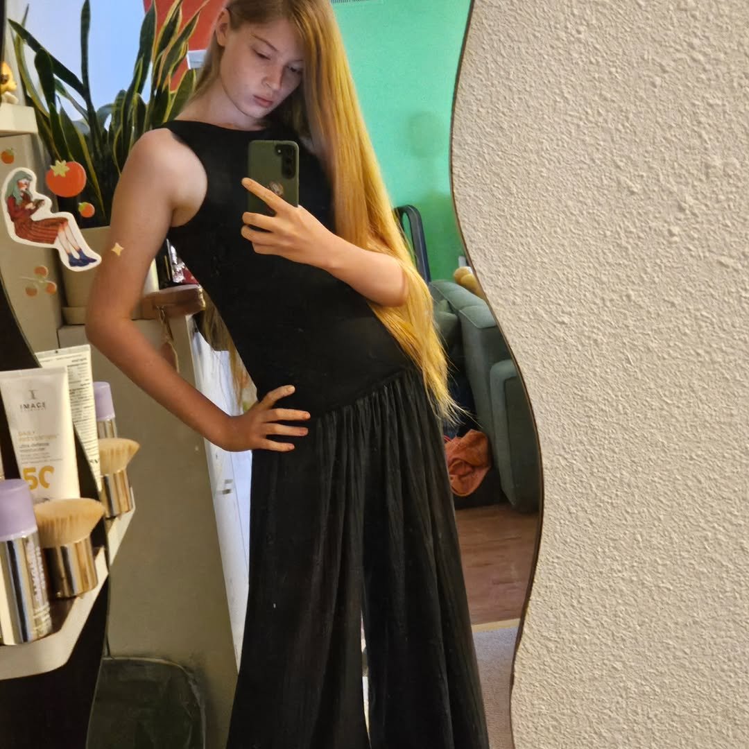 vivian wilso w czarnym komplecie