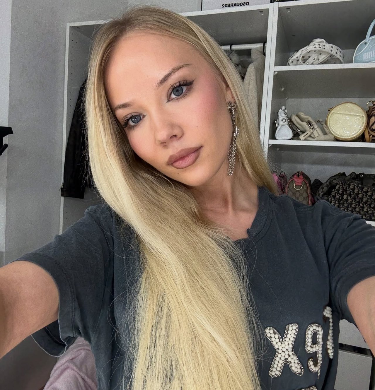 Wronika Białek robiąca sobie selfie