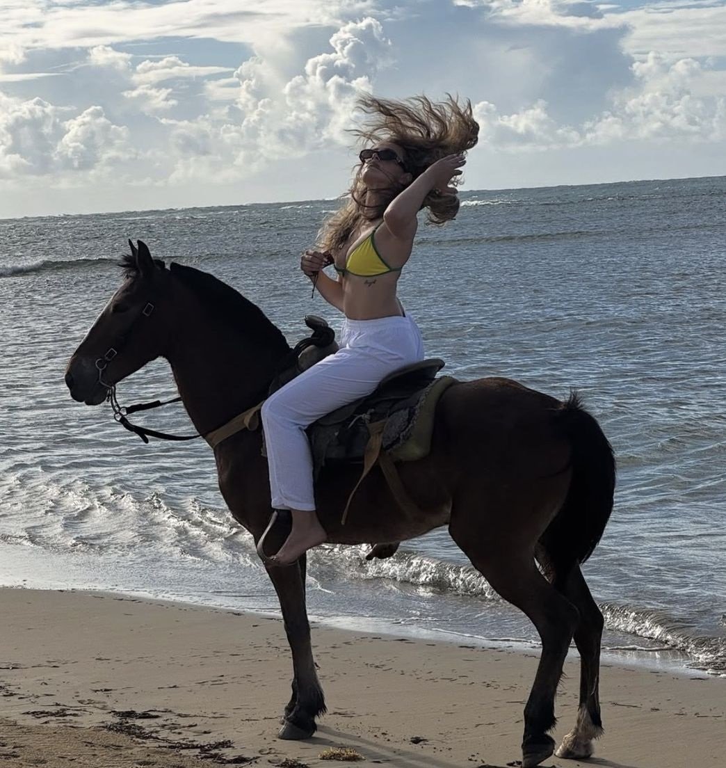 wiktoria gąsiewska siedzi na koniu