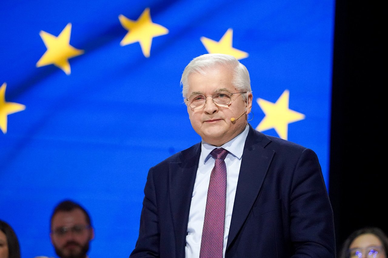 Włodzimierz cimoszewicz na tle flagi ue