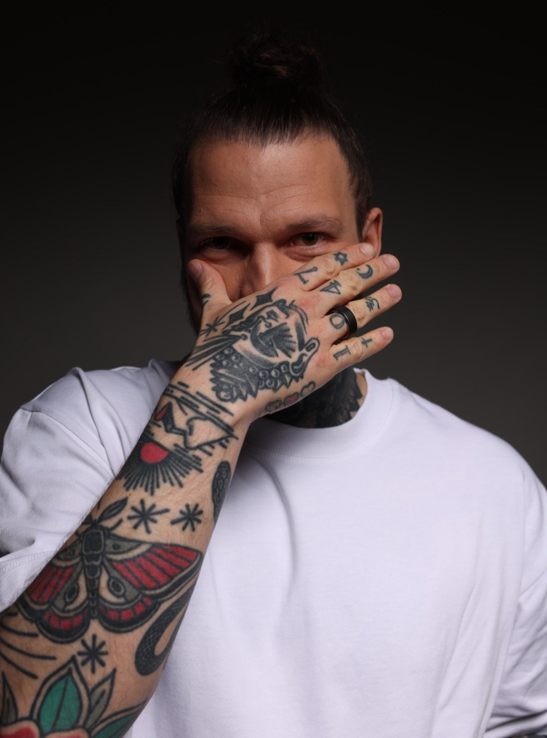 Żurnalista z twarzą zasłoniętą rękoma