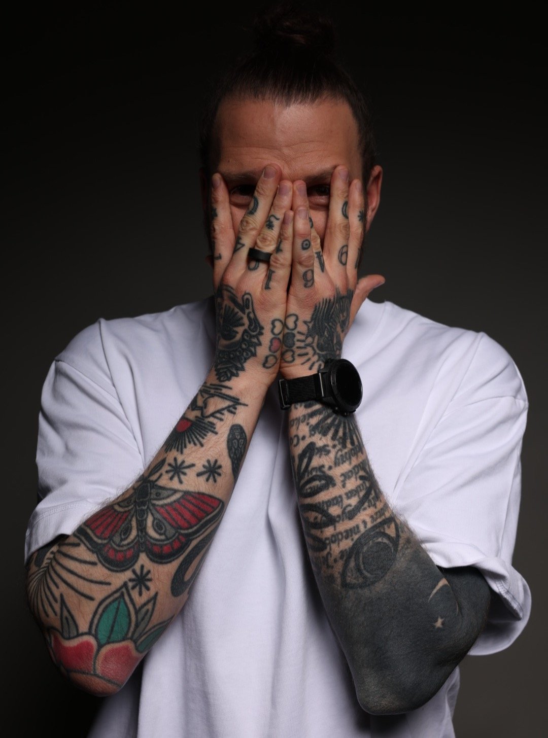 Żurnalista z twarzą zasłoniętą rękoma